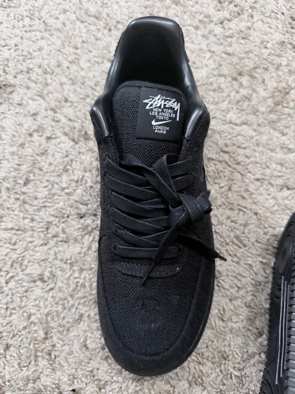 Nike Men’s Black Low-Top Sneakers with Lace-Up Design - Picture 6 of 6
